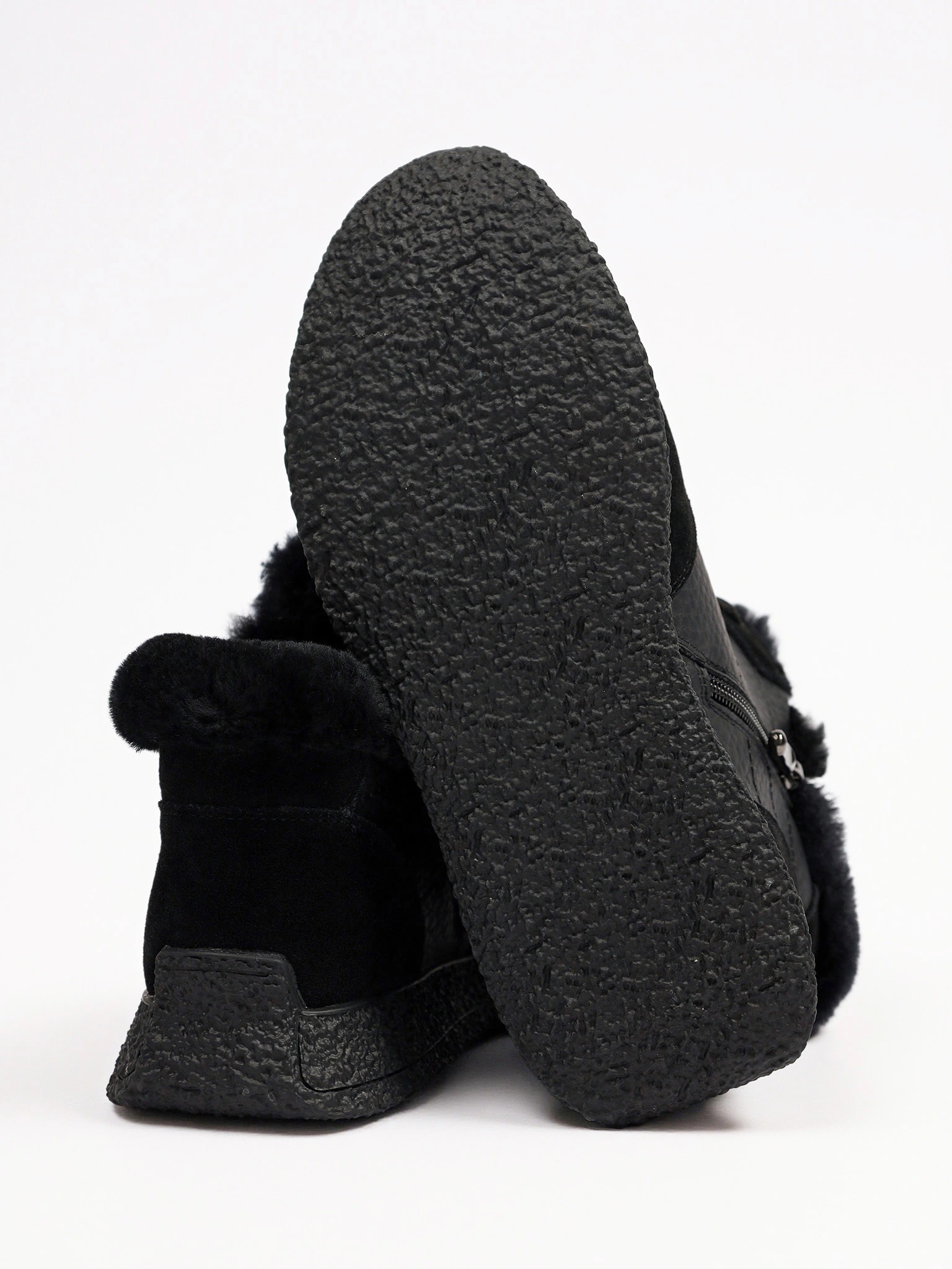 Кроссовки комбинированные черного цвета на низкой подошве